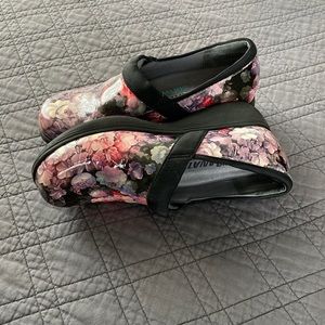 Softwalk Grey’s Anatomy Clogs / Nursing Shoes